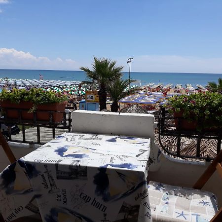 Appartamento Frontemare Azzurra Каорле Экстерьер фото