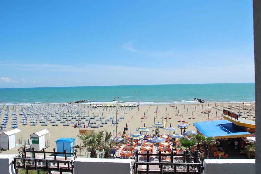 Appartamento Frontemare Azzurra Каорле Экстерьер фото